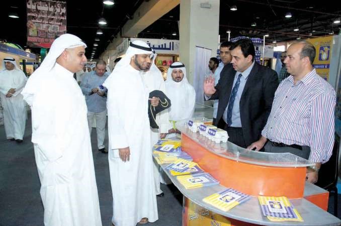 السابج متفقدا احد اجنحة المعرض﻿