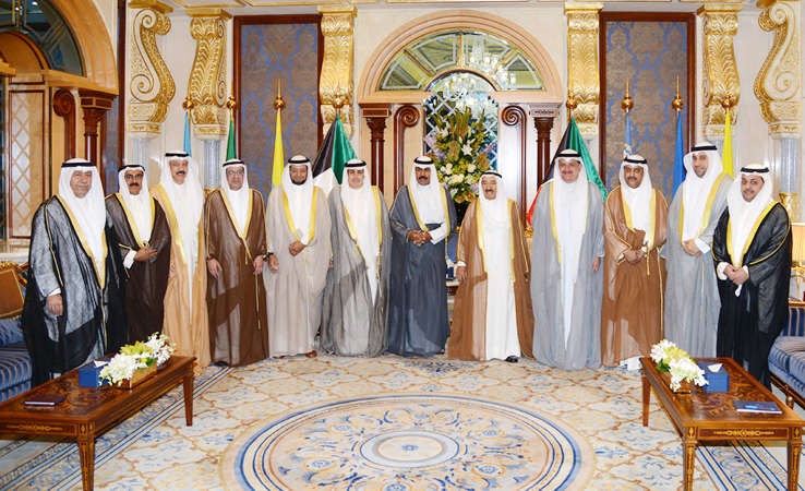 صاحب السمو الامير الشيخ صباح الاحمد مستقبلا عيسى الكندري ورئيس واعضاء المجلس الاعلى للطيران﻿