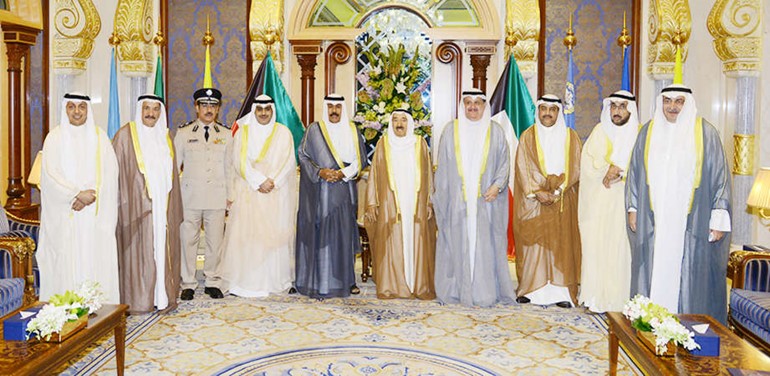 صاحب السمو الامير الشيخ صباح الاحمد مستقبلا عيسى الكندري ورئيس واعضاء مجلس ادارة مؤسسة الموانئ﻿