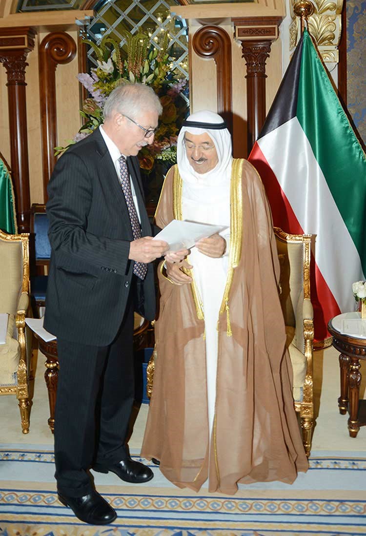 صاحب السمو الامير الشيخ صباح الاحمد مستقبلا دكاظم بهبهاني