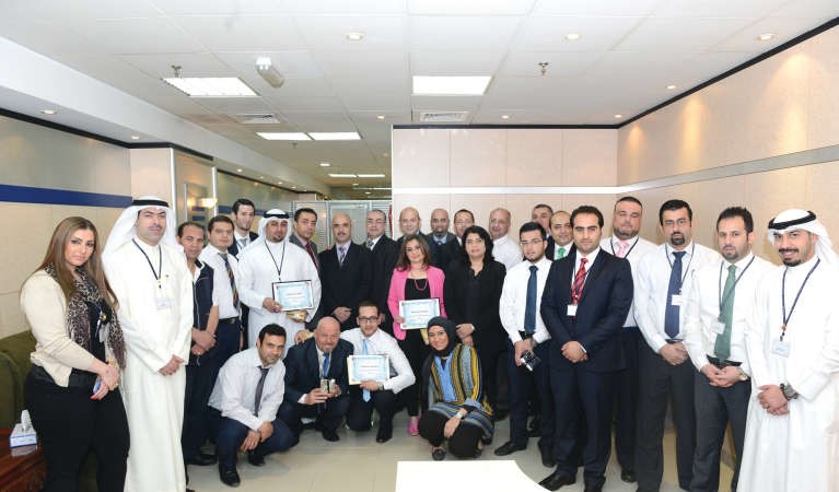 لقطة جماعية للموظفين المكرمين