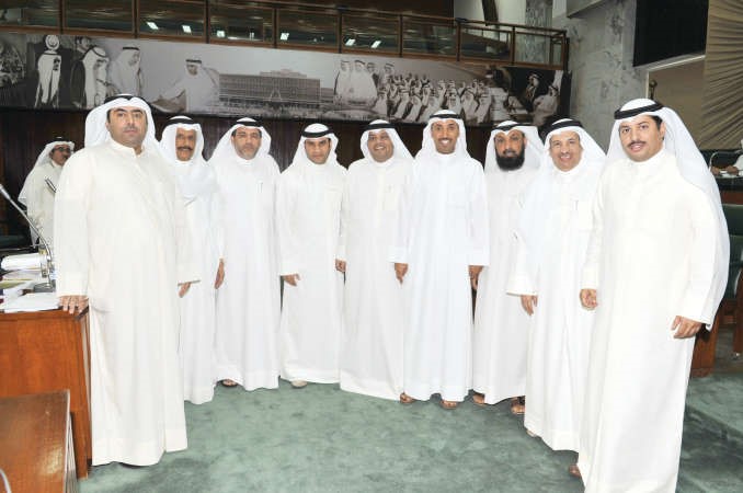 جانب من الاعضاء خلال الجلسة مع موليد الجاسم قاسم باشا
