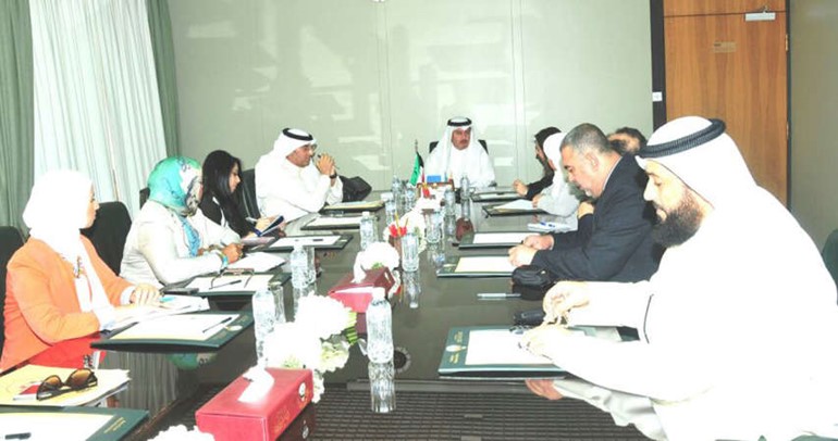 عبدالمحسن المطيري مستقبلا الوفد الزائر