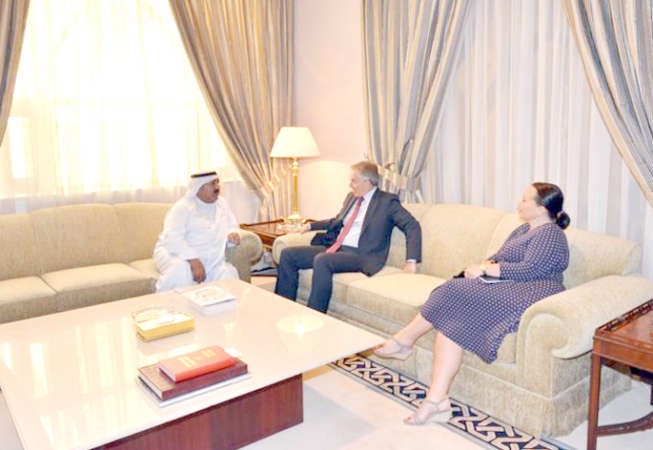 وزير شؤون الديوان الاميري الشيخ ناصر صباح الاحمد اثناء استقباله رئيس وزراء بريطانيا الاسبق توني بلير ﻿