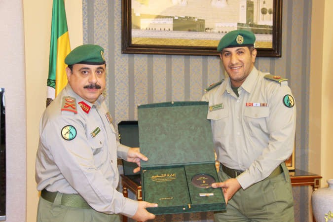 اللواء الركن مهاشم الرفاعي مكرما الرائد فايز المعوشرجي