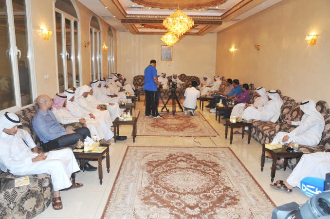 جانب من الحضور في مؤتمر صحافي عقده سعود المطيري امس في ديوانه في اشبيلية
