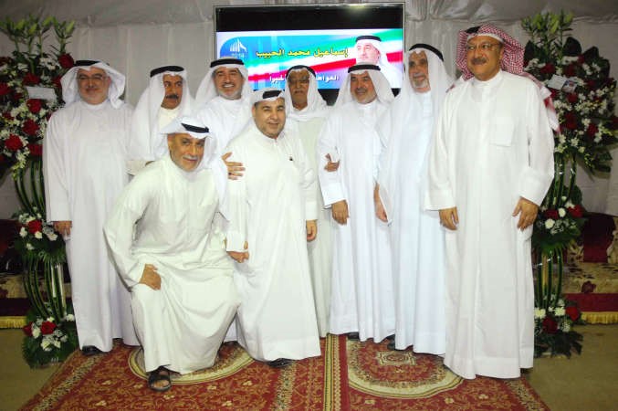 اسماعيل الحبيب بين مؤيديه
