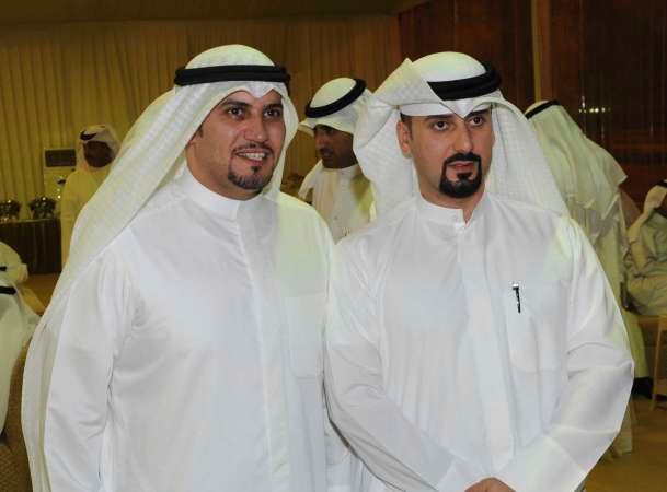 العنجري مع احد ابناء الدائرة الثالثة