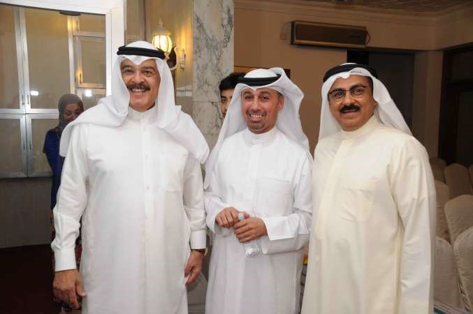 العسعوسي متوسطا الاعلامي يوسف الجاسم واحد الحضور
