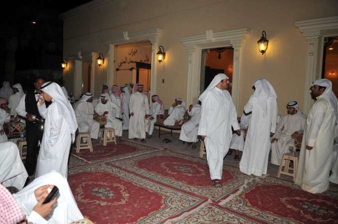 ناخبو الدائرة امام ديوان العتيبي
