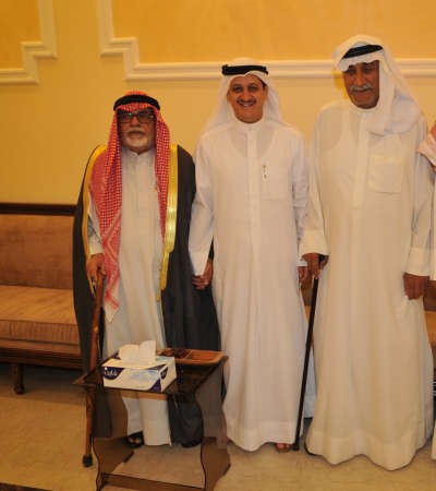 فارس العتيبي متوسطا بعض الحضور
