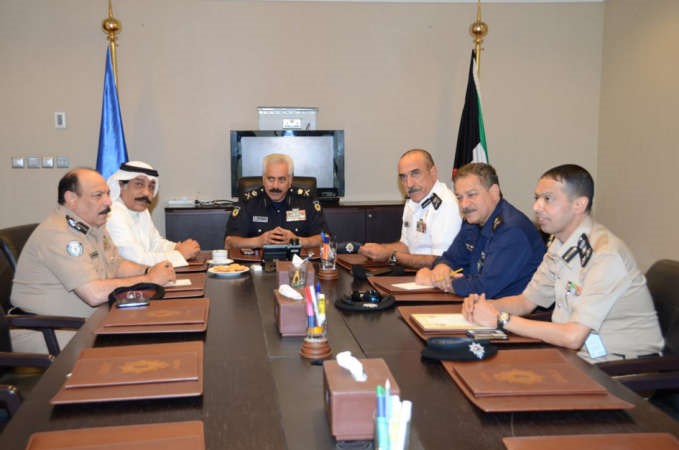 اللواء الدوسري مترئسا الاجتماع ويبدو الالوية اليوسف والعوضي والعلي والصايغ والعميد الحشاش﻿