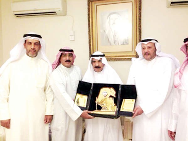 هملان الهملان يسلم سلمان الدبوس درعا تذكارية