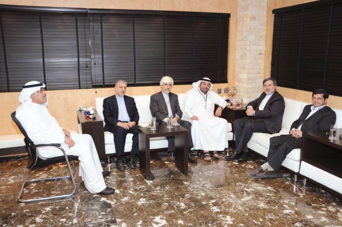 رئيس التحرير الزميل يوسف خالد المرزوق مستقبلا السفير الايراني دعلي رضا عنايتي والمستشارين سيد شهابي ودعباس خامه يار والمترجم كيا حسيني بحضور الزميل عدنان الراشدهاني الشمري