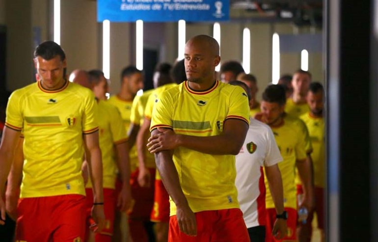 لاعب منتخب بلجيكا كومباني قبل بدء المباراة