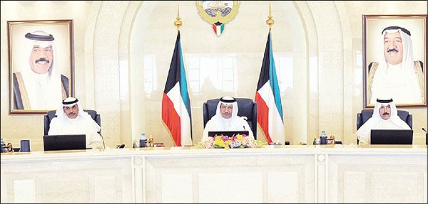 سمو رئيس الوزراء الشيخ جابر المبارك مترئسا جلسة امس ويبدو الشيخ صباح الخالد والشيخ محمد الخالد