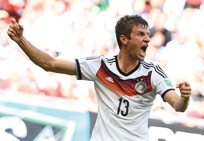 فرحة الالماني توماس مولر بالهاتريك في شباك البرتغال