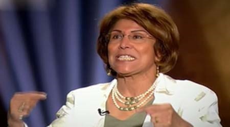 بالفيديو.. هجوم على "كاتبة مصرية" بسبب سخريتها من «دعاء السفر» عند ركوب الطائرة