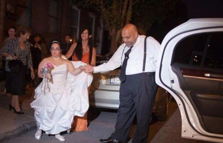 بالصور.. أم حققت حلم إبنتها بإقامة حفل زفاف...ولكن من دون عريس