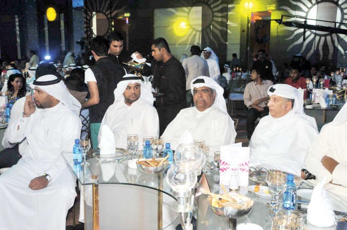 شيخ الملحنين انور عبدالله مع الشاعر علي المعتوق﻿