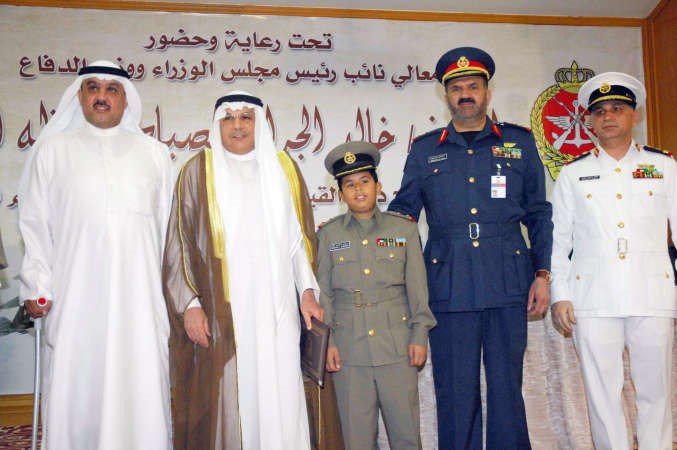 الشيخ خالد الجراح خلال تكريم نجل الشهيد عبدالعزيز الغنام 	﻿