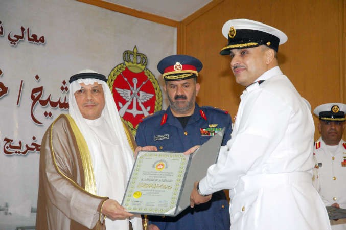 الشيخ خالد الجراح مكرما احد الخريجين ﻿