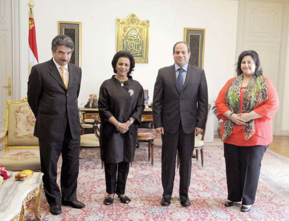 الرئيس المصري عبدالفتاح السيسي متوسطا السفير سالم الزمانان والشيخة فريحة الاحمد والشيخة بسمة الدعيج