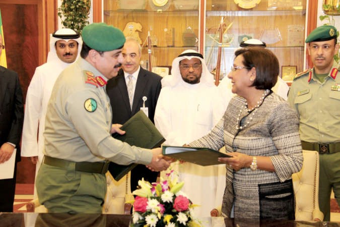 دموضي الحمود واللواء الركن مهاشم الرفاعي يتبادلان نسختي بروتوكول التعاون﻿