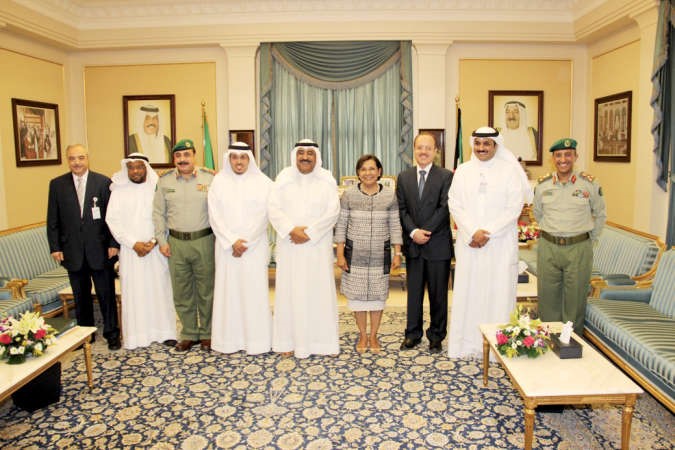 الشيخ مشعل الاحمد مستقبلا دموضي الحمود ووفد الجامعة العربية المفتوحة﻿
