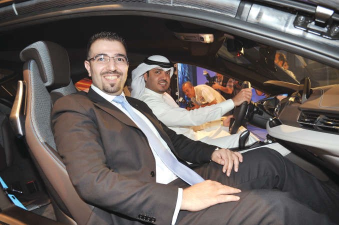 طلال العجمي ومحمد عبدالقادر يجربان BMW i8