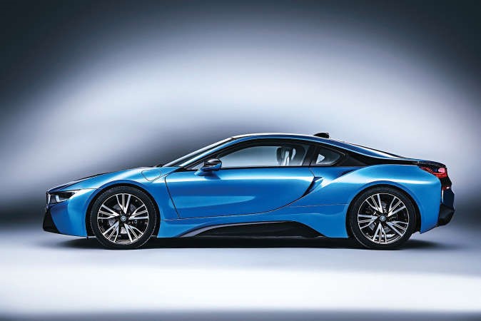 «علي الغانم وأولاده» تطلق BMW i8 «ثورة» في عالم السيارات الرياضية
