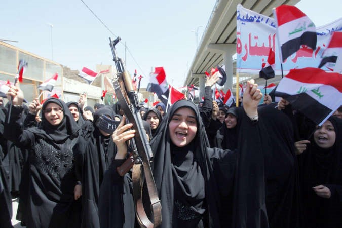  عراقيات يهتفن خلال مسيرة داعمة للجيش العراقي في النجف امسرويترز 