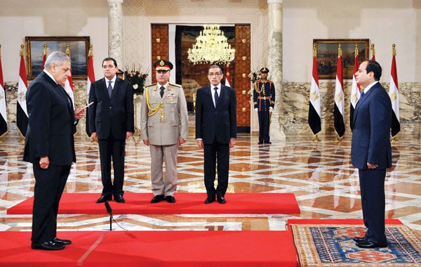 رئيس الوزراء المصري مابراهيم محلب يؤدي اليمين امام الرئيس عبدالفتاح السيسي امساپ