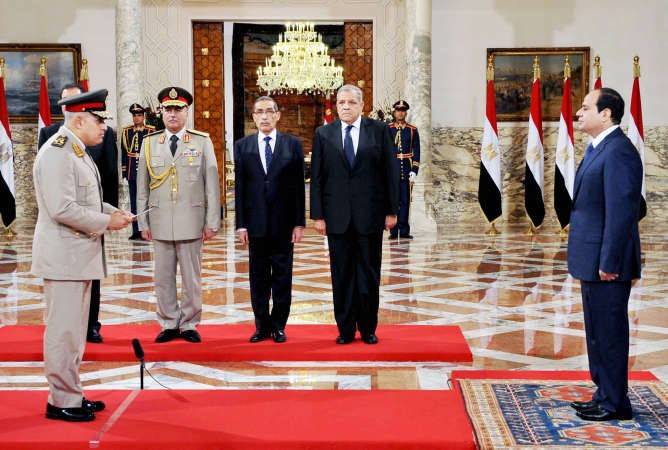 وزير الدفاع المصري اللواء صدقي صبحي يؤدي اليمين الدستورية امام الرئيس عبدالفتاح السيسي امس			افپ﻿