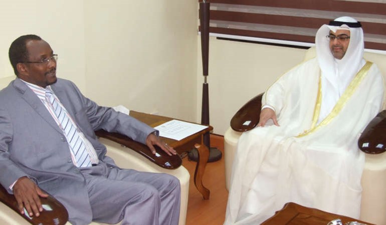 السفير طلال الهاجري خلال لقائه وزير الخارجية السوداني 