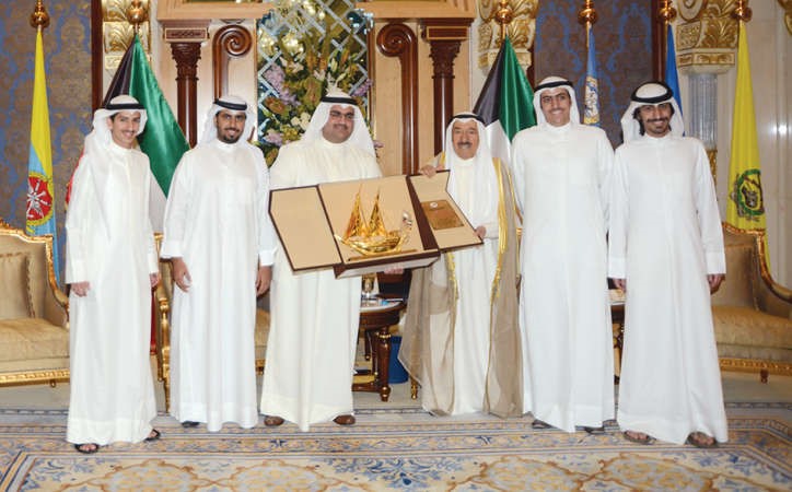 صاحب السمو الامير الشيخ صباح الاحمد يتسلم درعا تذكارية من رئيس واعضاء الهيئة الادارية للاتحاد الوطني لطلبة الكويت فرع الولايات المتحدة الاميركية