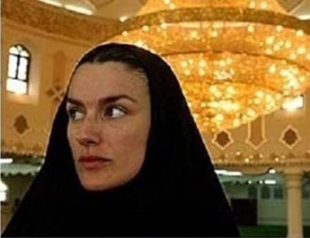 فوق داخل مسجد في ابريل 2003 بالبصرة