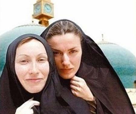 ومتحجبة خلف صحافية المانية تغطي مثلها غزو العراق
