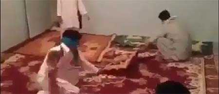 بالفيديو.. باكستانيون يمارسون لعبة "اللسب بالغترة" !