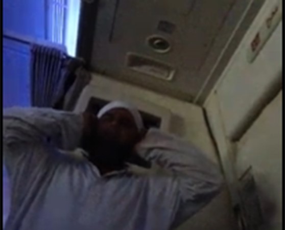 بالفيديو.. أجنبي يستيقظ على صوت رجل يؤذن داخل الطائرة ويقوم بتصويره