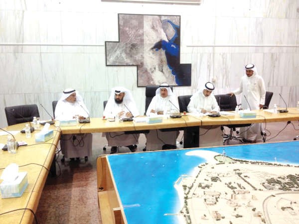 عادل الميع مترئسا ورشة العمل
