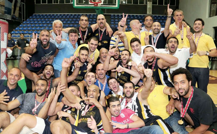 لاعبو الرياضي يحتفلون بكاس البطولة
