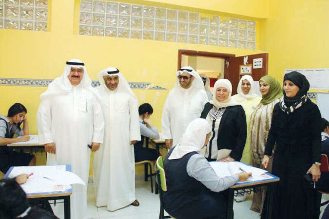 الفريق م ثابت المهنا وناجي الزامل وعدد من مسؤولي منطقة العاصمة خلال الجولة ﻿