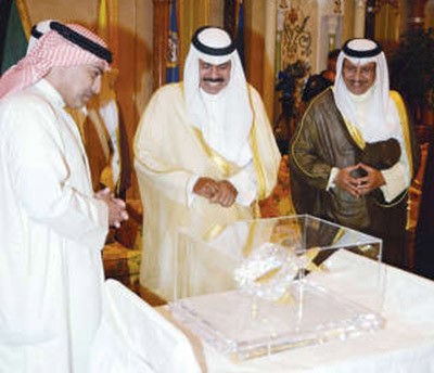 سمو ولي العهد الشيخ نواف الاحمد خلال تسلمه هدية تذكارية من اعضاء الفريق بحضور سمو رئيس الوزراء