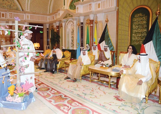سمو ولي العهد يستمع الى شرح حول عمل الفريق