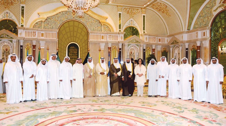 سمو ولي العهد الشيخ نواف الاحمد ومرزوق الغانم وسمو رئيس الوزراء الشيخ جابر المبارك ود علي العمير والشيخة امثال الاحمد مع فريق سنيار 