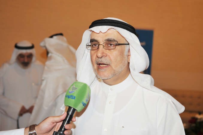 احمد لاري متحدثا