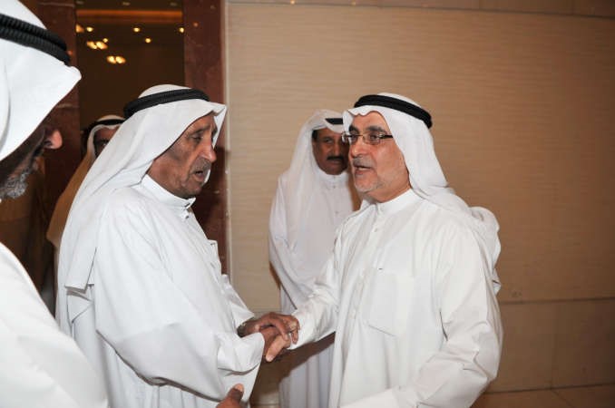 مرشح الدائرة الثانية احمد لاري مرحبا باحد كبار السن