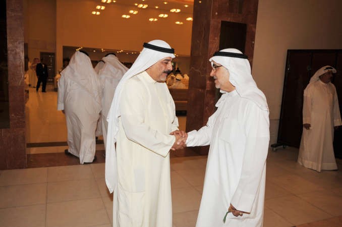 احمد لاري مستقبلا احد الناخبين
