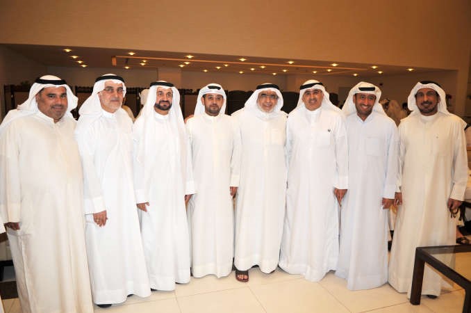 احمد لاري وعدنان عبدالصمد ودفاضل صفر وهشام البغلي مع بعض الناخبين